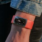 carga fitbit 6 em um pulso