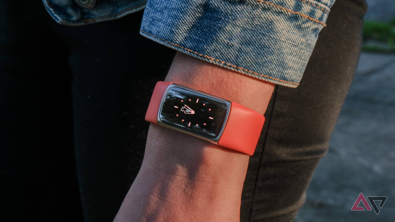 carga fitbit 6 em um pulso