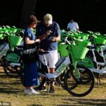 Mais de 9.000 amantes do tênis se juntaram à fila de Wimbledon às 7h30 desta manhã, depois que 10.000 pessoas compareceram ao torneio ontem, trazendo centenas de e-bikes para alugar (foto de arquivo)
