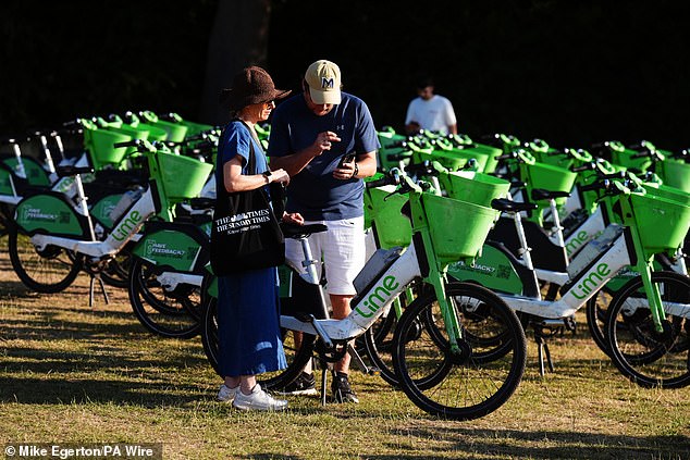 Mais de 9.000 amantes do tênis se juntaram à fila de Wimbledon às 7h30 desta manhã, depois que 10.000 pessoas compareceram ao torneio ontem, trazendo centenas de e-bikes para alugar (foto de arquivo)