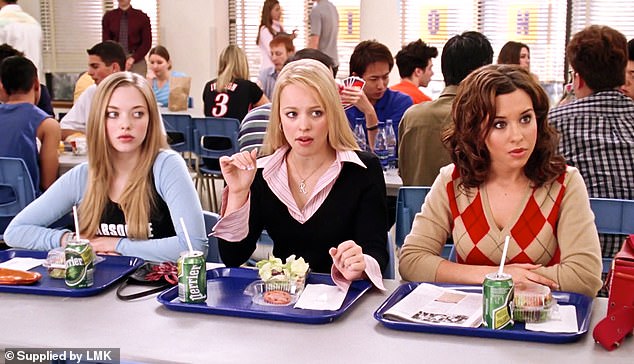 Espalhar boatos pode ter uma vantagem reprodutiva, de acordo com um novo estudo. Na foto: uma cena de Meninas Malvadas - um filme centrado em fofocas