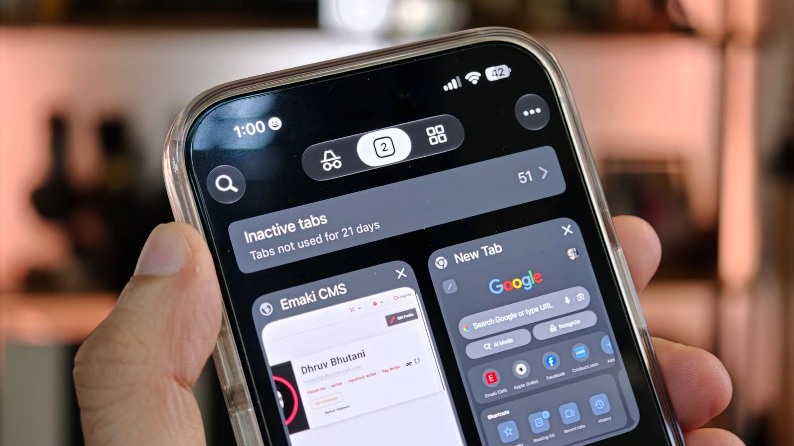Logotipo do Google Chrome vestindo uma capa vermelha de super-herói, voando contra um céu azul com raios.