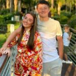 Olivia e Henry Nowak juntos de férias, de mãos dadas e sorrindo em uma ponte em homenagem postada pela irmã mais velha da vítima de assassinato