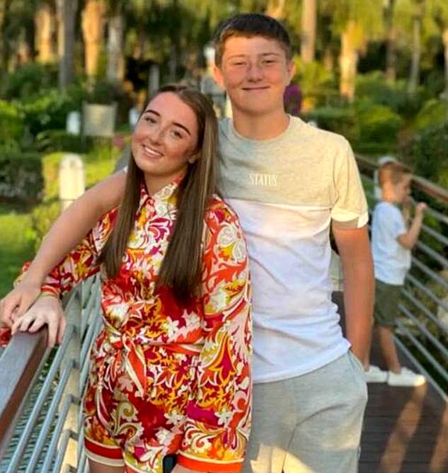 Olivia e Henry Nowak juntos de férias, de mãos dadas e sorrindo em uma ponte em homenagem postada pela irmã mais velha da vítima de assassinato