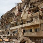 Voluntários e moradores procuram sobreviventes nos escombros de edifícios desabados em Caraballeda, estado de La Guaira, Venezuela
