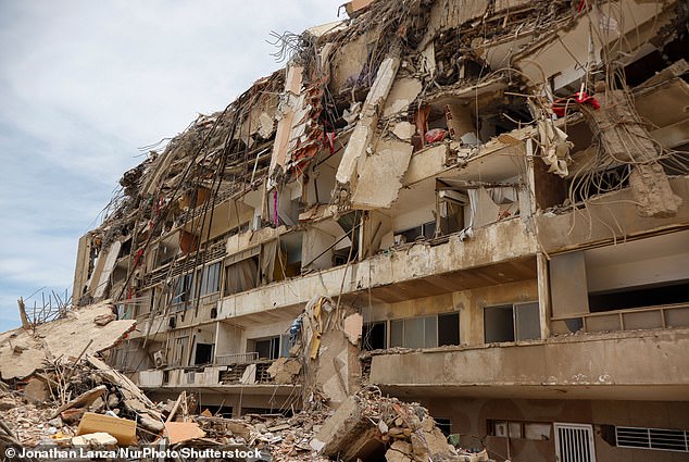 Voluntários e moradores procuram sobreviventes nos escombros de edifícios desabados em Caraballeda, estado de La Guaira, Venezuela