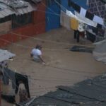Pessoas atravessam enchentes, em Accra, Gana, nesta imagem tirada de um vídeo, 29 de junho de 2026. Reuters TV via REUTERS