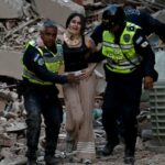 Equipes de emergência vasculham os escombros de um prédio desabado