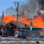 Captura de tela de um vídeo fornecido por Jasmine Fifield do incêndio no restaurante Tiny Turtle em Cocoa Beach em 29 de maio.