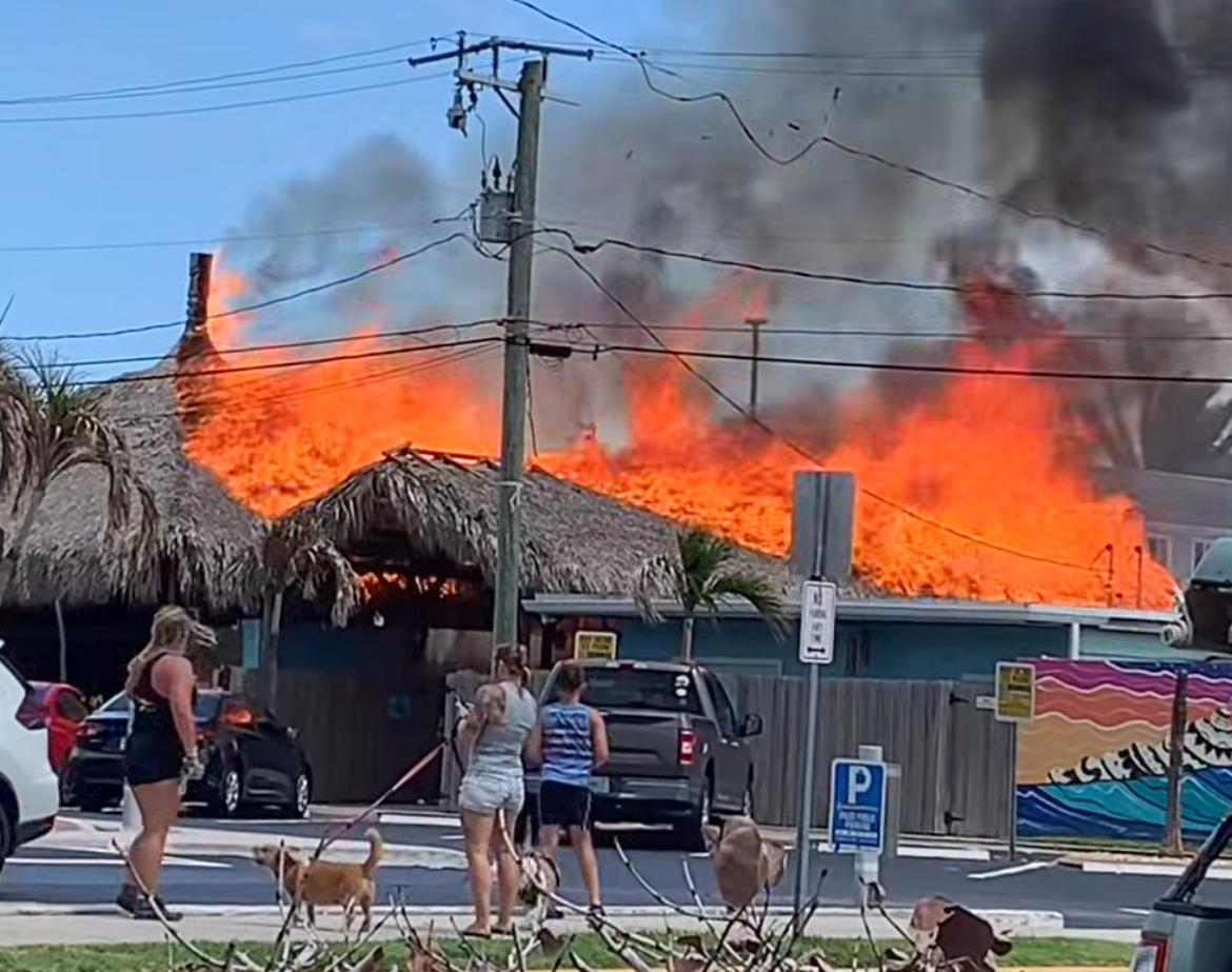 Captura de tela de um vídeo fornecido por Jasmine Fifield do incêndio no restaurante Tiny Turtle em Cocoa Beach em 29 de maio.