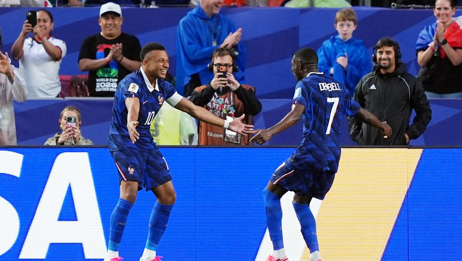 Futebol Futebol - Copa do Mundo FIFA 2026 - Grupo I - Noruega x França - Boston Stadium, Foxborough, Massachusetts, EUA - 26 de junho de 2026 O francês Ousmane Dembele comemora seu segundo gol com seus companheiros REUTERS/Mike Segar