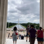 Os visitantes na segunda-feira, 8 de junho, pararam no Lincoln Memorial enquanto o trabalho no espelho d'água continua.