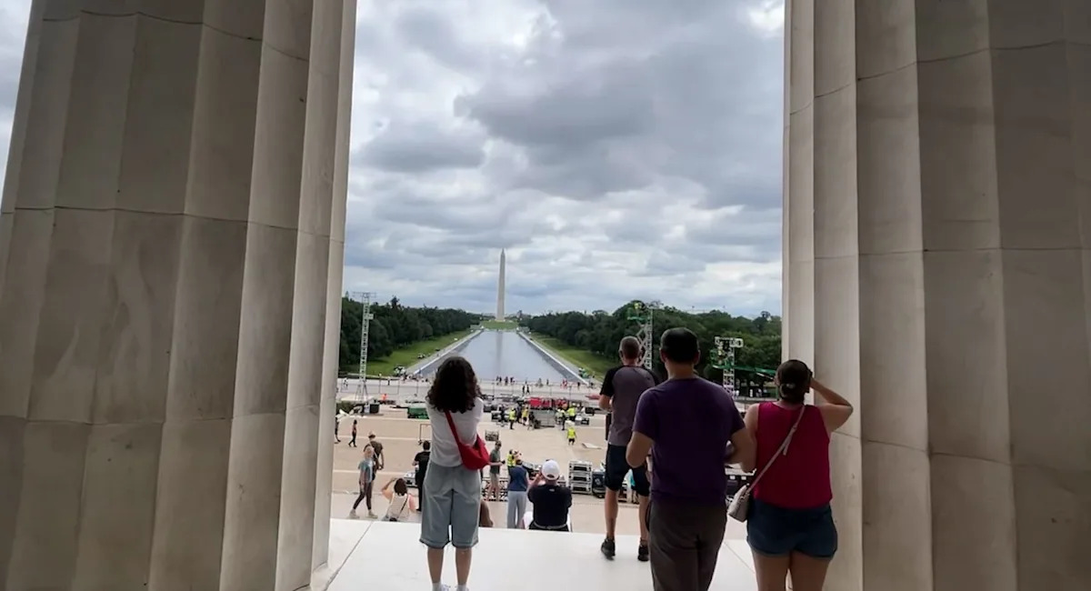 Os visitantes na segunda-feira, 8 de junho, pararam no Lincoln Memorial enquanto o trabalho no espelho d'água continua.