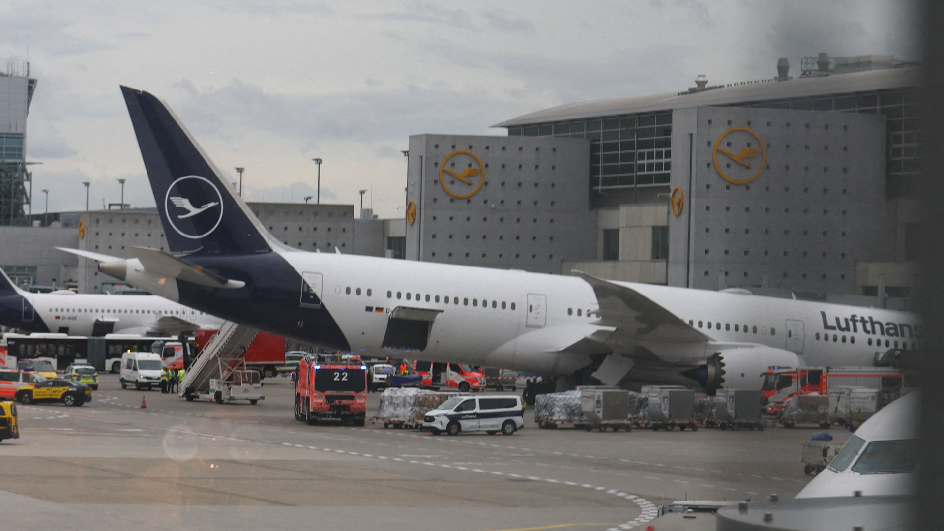 Funcionários da Lufthansa ficam feridos após colapso de Boeing 787 em Frankfurt