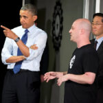 O presidente dos EUA, Barack Obama, fala com o fundador da Capital Factory, Josh Baer (C), e com o diretor de tecnologia dos EUA, Todd Park, durante uma visita à Capital Factory, uma incubadora de startups de tecnologia e espaço de trabalho conjunto em Austin, Texas, em 9 de maio de 2013.