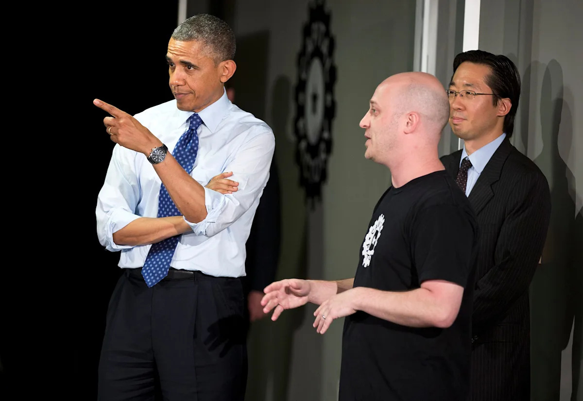 O presidente dos EUA, Barack Obama, fala com o fundador da Capital Factory, Josh Baer (C), e com o diretor de tecnologia dos EUA, Todd Park, durante uma visita à Capital Factory, uma incubadora de startups de tecnologia e espaço de trabalho conjunto em Austin, Texas, em 9 de maio de 2013.