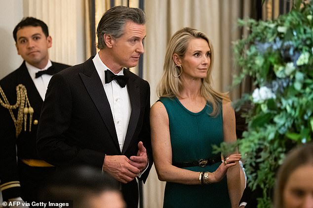 O governador da Califórnia, Gavin Newsom, e sua esposa, Jennifer Siebel Newsom, são alvo de uma investigação do Departamento de Justiça, anunciou o democrata