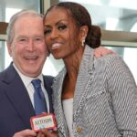 O ex-presidente George W. Bush dá balas à ex-primeira-dama Michelle Obama antes da cerimônia de inauguração do Centro Presidencial Barack Obama, no John Lewis Plaza, em 18 de junho de 2026.