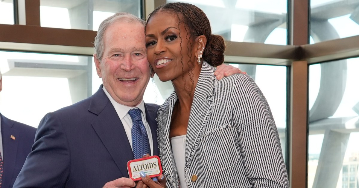 O ex-presidente George W. Bush dá balas à ex-primeira-dama Michelle Obama antes da cerimônia de inauguração do Centro Presidencial Barack Obama, no John Lewis Plaza, em 18 de junho de 2026.