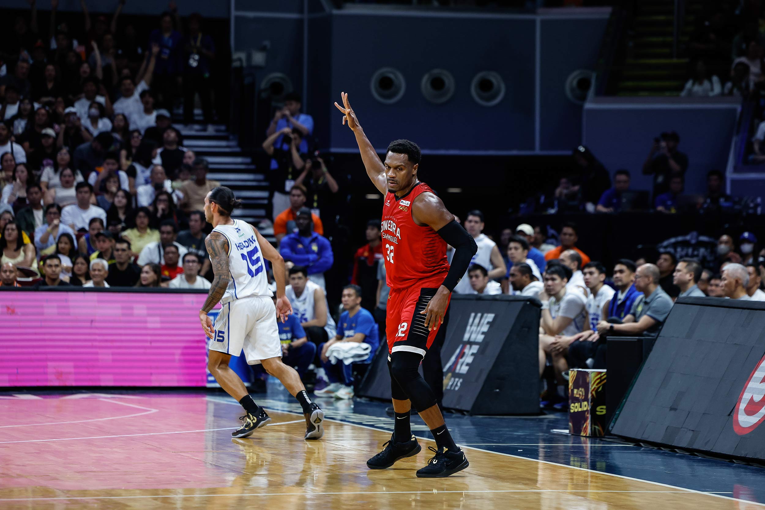 Justin Brownlee do Barangay Ginebra Gin Kings durante o jogo 3 contra TNT Tropang 5G nas finais da PBA Commissioner's Cup de 2026.