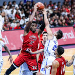 Justin Brownlee, do Barangay Ginebra Gin Kings, contra os defensores do TNT Tropang 5G durante o jogo 7 das finais da PBA Commissioner's Cup de 2026 no Mall of Asia Arena
