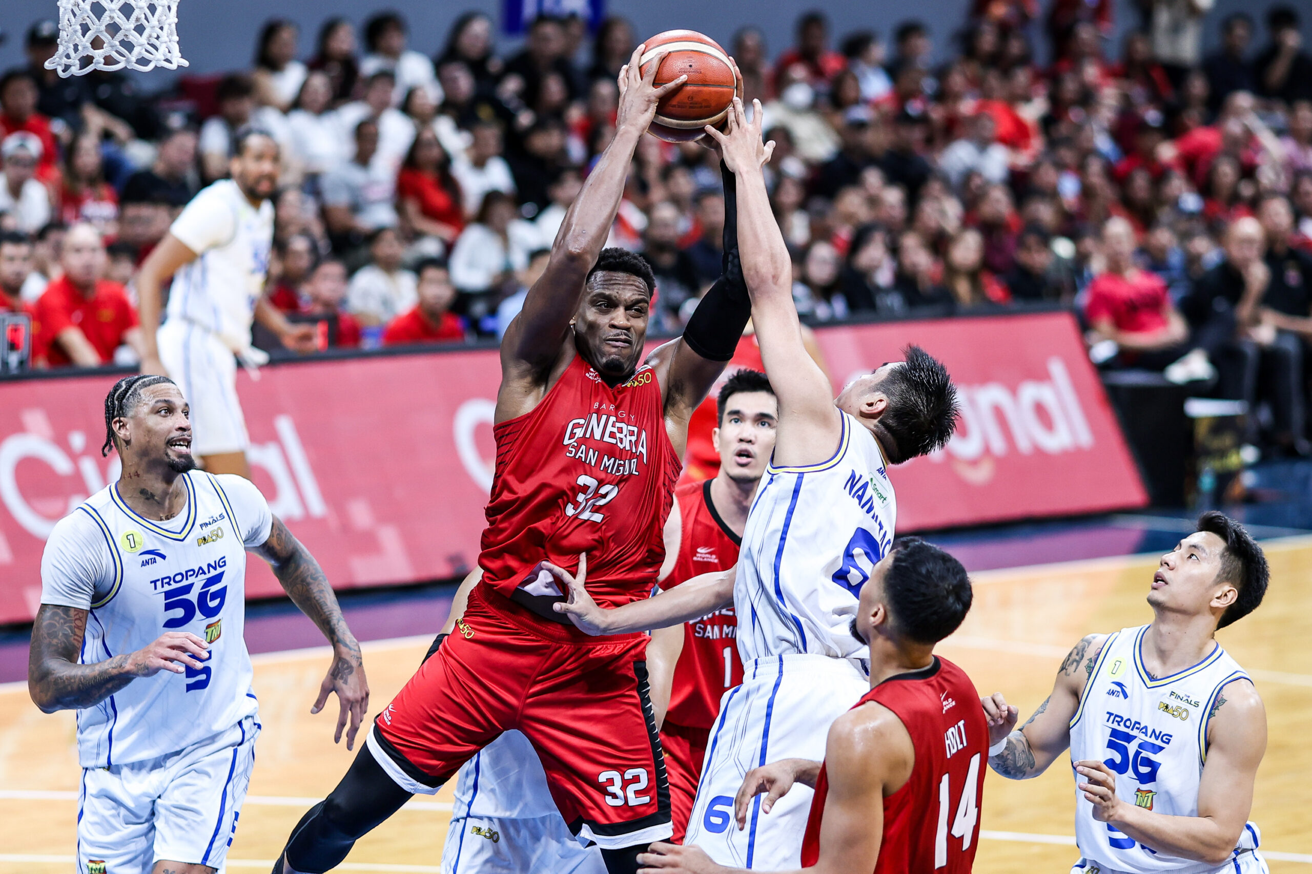Justin Brownlee, do Barangay Ginebra Gin Kings, contra os defensores do TNT Tropang 5G durante o jogo 7 das finais da PBA Commissioner's Cup de 2026 no Mall of Asia Arena