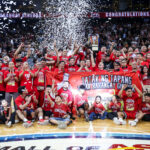 Barangay Ginebra Gin Kings comemora depois de derrotar o TNT Tropang 5G e vencer as finais da PBA Commissioner's Cup de 2026.
