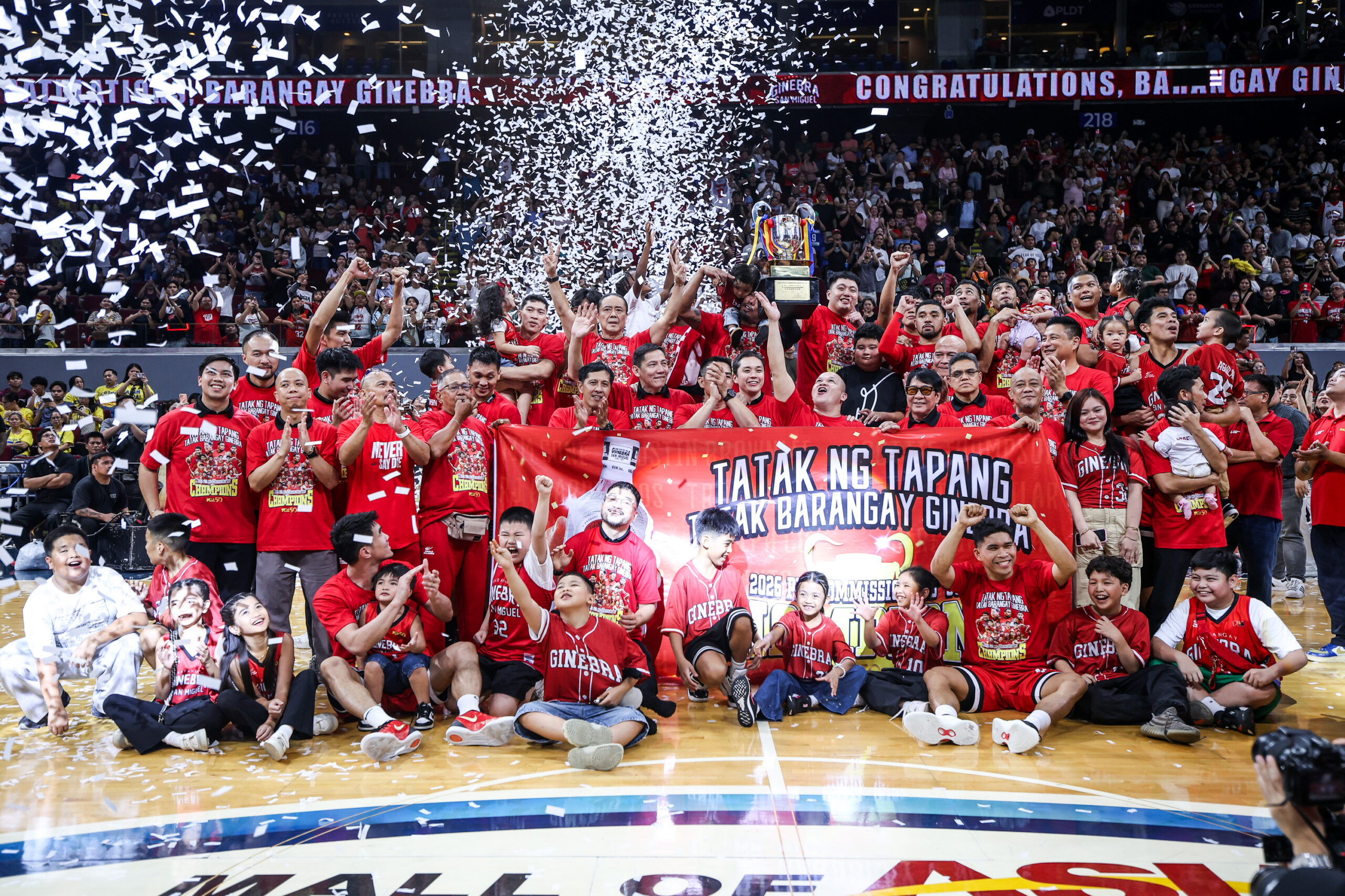 Barangay Ginebra Gin Kings comemora depois de derrotar o TNT Tropang 5G e vencer as finais da PBA Commissioner's Cup de 2026.