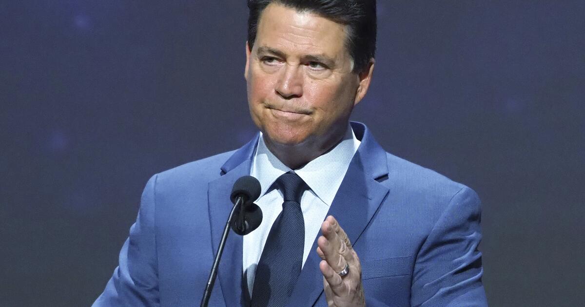 Glen Walker está voltando a transmitir notícias, meses depois de ser cortado do KTLA