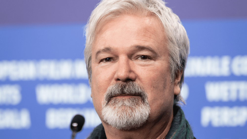 Gore Verbinski diz que precisamos de um ‘sistema de classificação’ para uso de IA em filmes: ‘Se você usar IA para escrever um roteiro, receberá nota F’