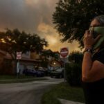 Grande incêndio em matagal envia fumaça espessa sobre o oeste de Miami