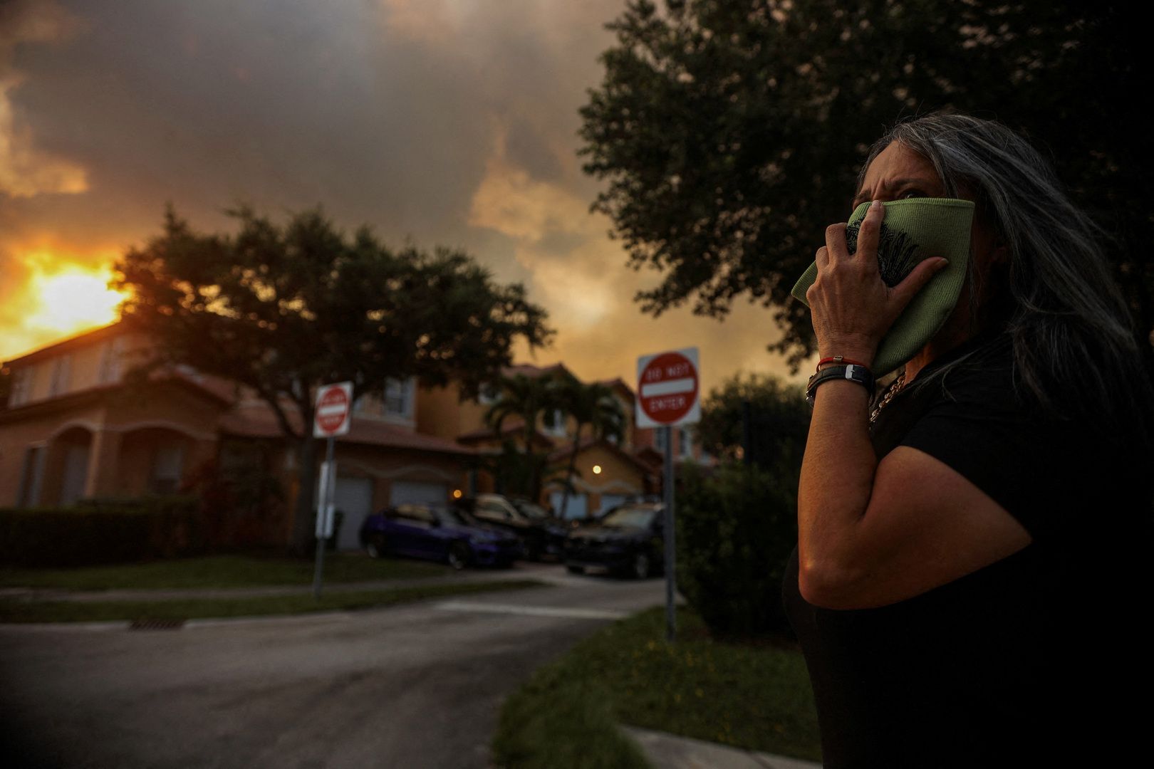 Grande incêndio em matagal envia fumaça espessa sobre o oeste de Miami