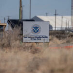 Camp East Montana é fotografado em 6 de março de 2026, em El Paso, Texas. Os funcionários da Akima Global Services, LLC – o subcontratado de segurança do centro de detenção – foram informados em mensagens internas de que os relatos de um possível encerramento não eram verdadeiros, apesar de uma história do Washington Post no início da semana relatar que as autoridades federais estavam a considerar encerrar o centro, de acordo com comunicações partilhadas com o El Paso Times. Omar Ornelas/El Paso Times