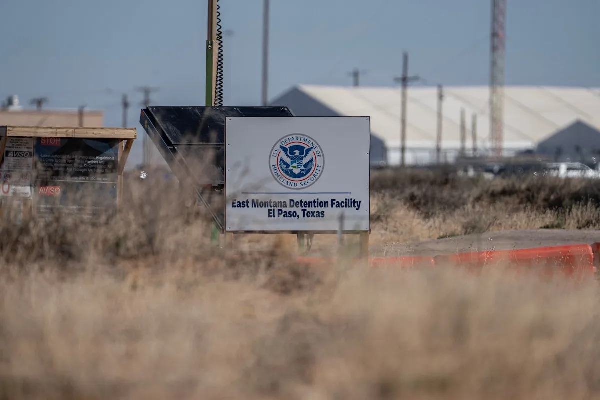 Camp East Montana é fotografado em 6 de março de 2026, em El Paso, Texas. Os funcionários da Akima Global Services, LLC – o subcontratado de segurança do centro de detenção – foram informados em mensagens internas de que os relatos de um possível encerramento não eram verdadeiros, apesar de uma história do Washington Post no início da semana relatar que as autoridades federais estavam a considerar encerrar o centro, de acordo com comunicações partilhadas com o El Paso Times. Omar Ornelas/El Paso Times
