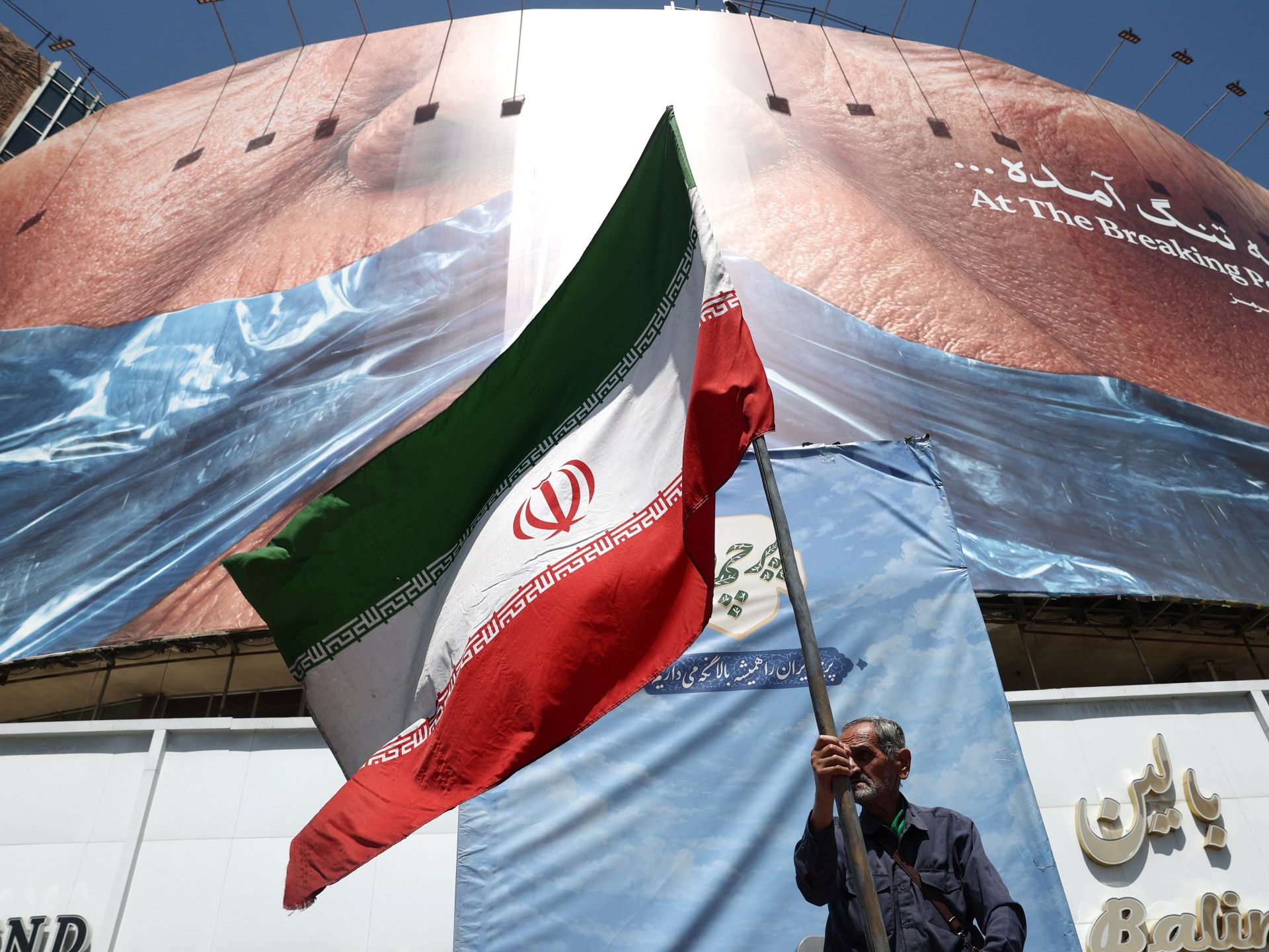 Guerra do Irã ao vivo: EUA dizem que drones iranianos foram abatidos e sites de radar atacados