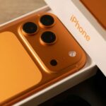 Há um novo golpe tortuoso de telefone gratuito, para adicionar à longa lista | A foto mostra o unboxing de um iPhone 17 Pro na cor Cosmic Orange