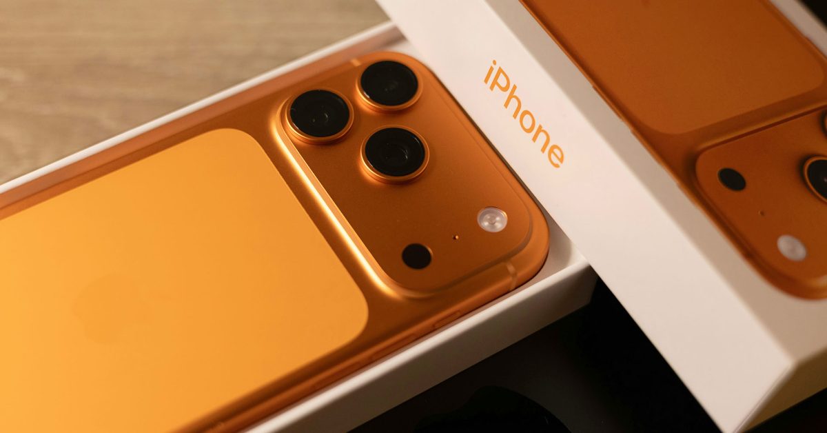 Há um novo golpe tortuoso de telefone gratuito, para adicionar à longa lista | A foto mostra o unboxing de um iPhone 17 Pro na cor Cosmic Orange