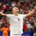 Haaland marca o gol da vitória e manda a Noruega para o confronto das oitavas de final no Brasil