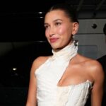 Hailey Bieber fica atrevida em lingerie durante a semana de moda de Paris - e suas amigas não se cansam: 'gostosa'
