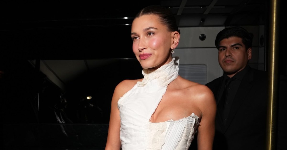Hailey Bieber fica atrevida em lingerie durante a semana de moda de Paris - e suas amigas não se cansam: 'gostosa'