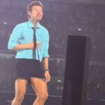 Harry Styles despertou preocupação em seu show em Wembley quando engasgou com água antes de cair no chão durante a apresentação
