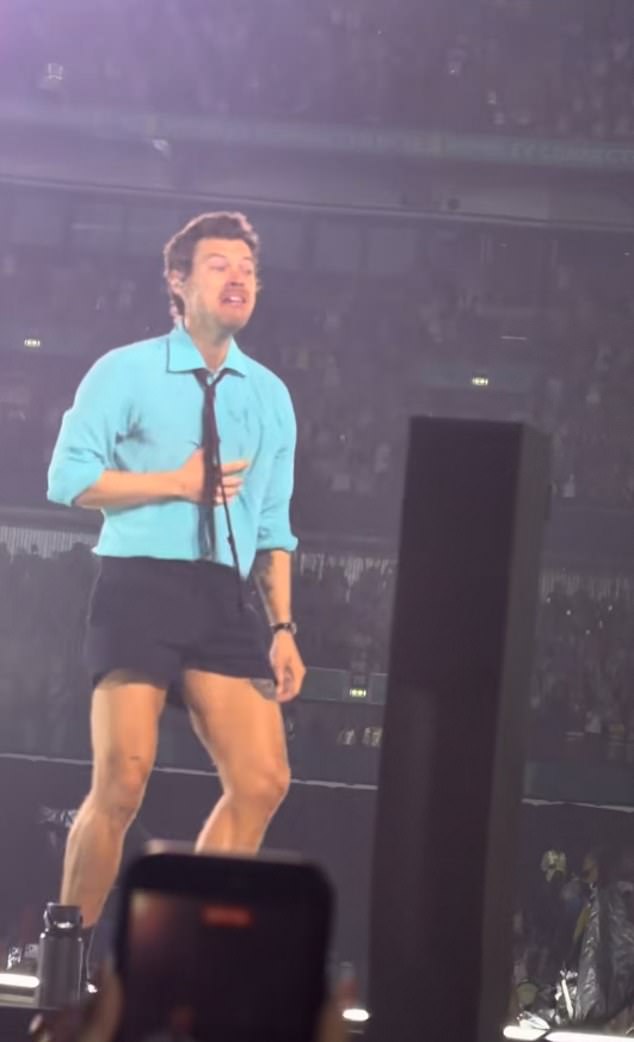 Harry Styles despertou preocupação em seu show em Wembley quando engasgou com água antes de cair no chão durante a apresentação
