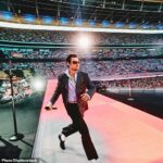 Harry Styles iniciou sua residência recorde de 12 noites no Estádio de Wembley na noite de sexta-feira, abrindo para uma multidão com ingressos esgotados como parte de sua turnê Together Together.