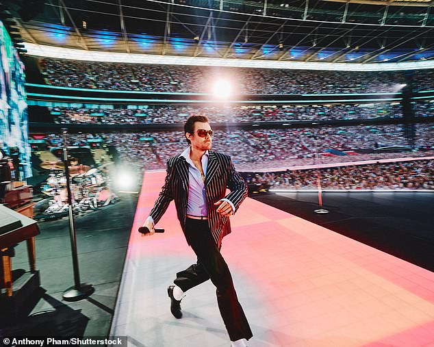 Harry Styles iniciou sua residência recorde de 12 noites no Estádio de Wembley na noite de sexta-feira, abrindo para uma multidão com ingressos esgotados como parte de sua turnê Together Together.