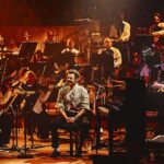 Harry Styles troca disco por música clássica e toca alguns cortes profundos no show de orquestra celestial e íntimo: crítica do concerto