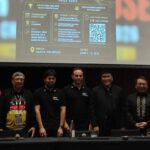 O número 2 do mundo, Hikaru Nakamura (terceiro a partir da esquerda), durante uma coletiva de imprensa antes do WR Bughouse Championship.