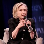 Hillary Clinton disse na noite de segunda-feira que o ex-presidente Joe Biden cometeu um “erro terrível” ao decidir concorrer à reeleição em 2024