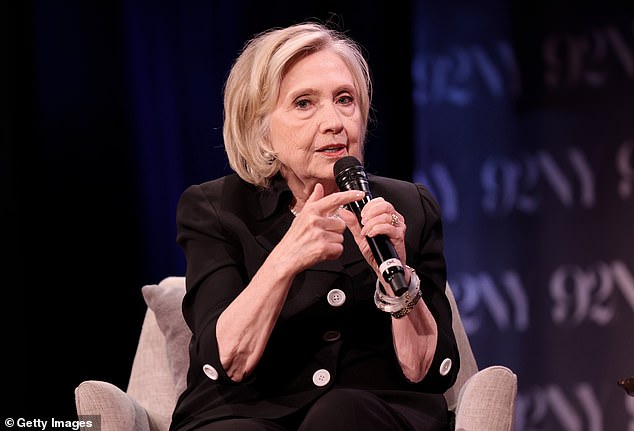 Hillary Clinton disse na noite de segunda-feira que o ex-presidente Joe Biden cometeu um “erro terrível” ao decidir concorrer à reeleição em 2024