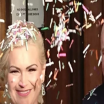 Anthony Webb e sua esposa Ewelina no dia do casamento. Os dois estão sorrindo e olhando para a câmera, com confetes em volta de seus rostos. Ele é careca e usa um terno azul, seu cabelo loiro está preso para trás e ela usa um colar de cascas brancas e um vestido de noiva.