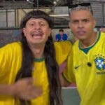 O astro e cantor da Internet Oliver Tree (L) foi visto viajando pelo Brasil na viagem de sua vida em vídeos agridoces poucos dias antes de morrer tragicamente em um acidente de helicóptero. Na foto com a estrela do YouTube Iae Break dias antes do incidente mortal
